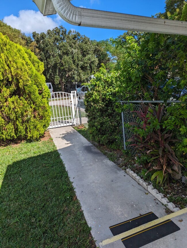 808 NE 8th St in Hallandale Beach, FL - Building Photo - Building Photo