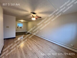 807 S 1st Ave in Sioux Falls, SD - Foto de edificio - Building Photo