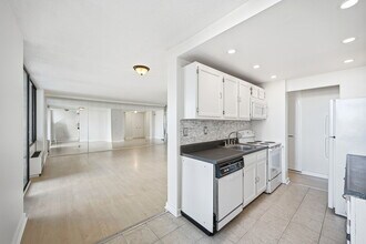 300 Winston Dr, Unit 8th Flr in Cliffside Park, NJ - Building Photo - Building Photo