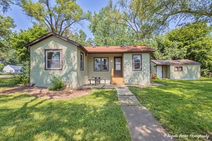 1501 Round Lake Dr in Round Lake Beach, IL - Building Photo