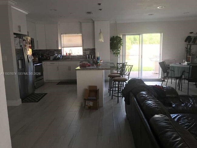 15563 SW 107th Pl in Miami, FL - Building Photo - Building Photo