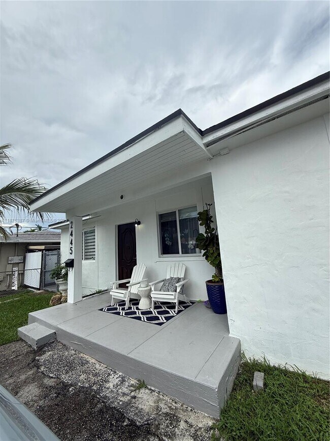 2445 SW 90th Ave in Miami, FL - Building Photo - Building Photo