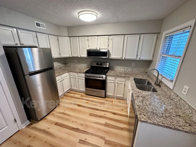 2102 Queen Annes Ct in Carrollton, VA - Building Photo