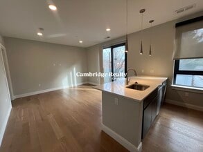 18 Central St, Unit TF in Somerville, MA - Foto de edificio - Building Photo