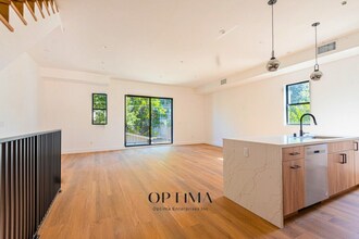 10847 Morrison St in Los Angeles, CA - Building Photo - Building Photo