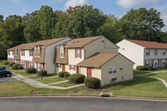 Young's Mill Apartments in Newport News, VA - Building Photo - Building Photo