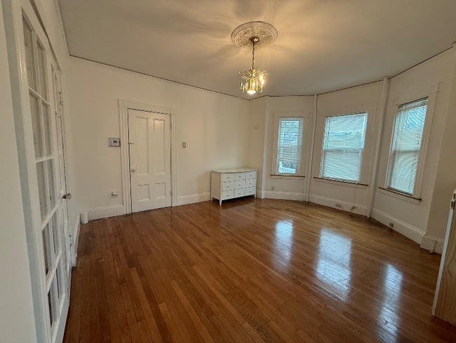 466 Beech St, Unit 1 in Boston, MA - Building Photo - Building Photo