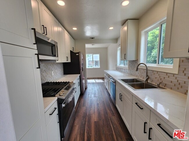 6639 Chimineas Ave in Los Angeles, CA - Building Photo - Building Photo