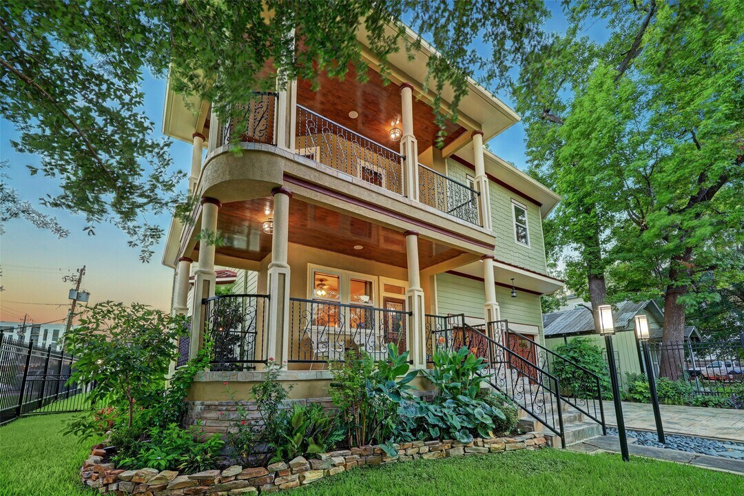 1302 W 21st St in Houston, TX - Building Photo