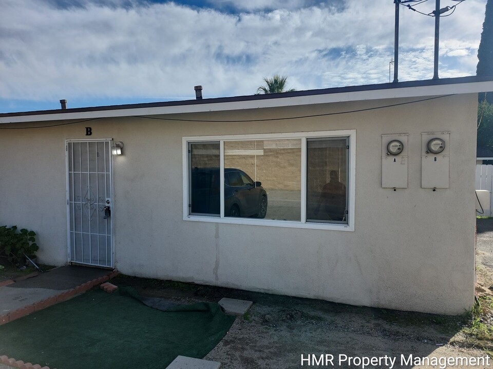 1564 W Ramona Dr in Rialto, CA - Building Photo