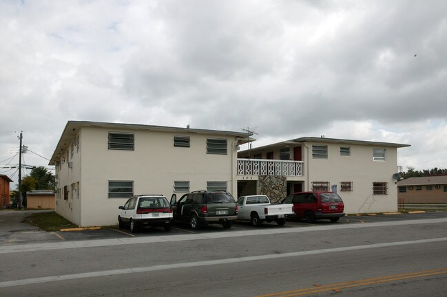 105 W 26th St in Hialeah, FL - Foto de edificio - Building Photo