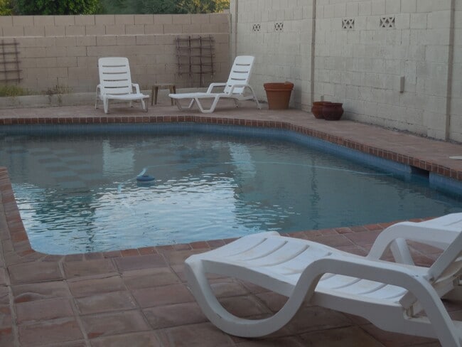 property at 1625 N Sunset Dr