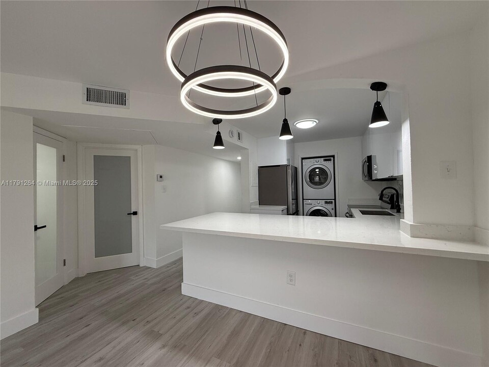 7910 N Colony Cir in Tamarac, FL - Foto de edificio