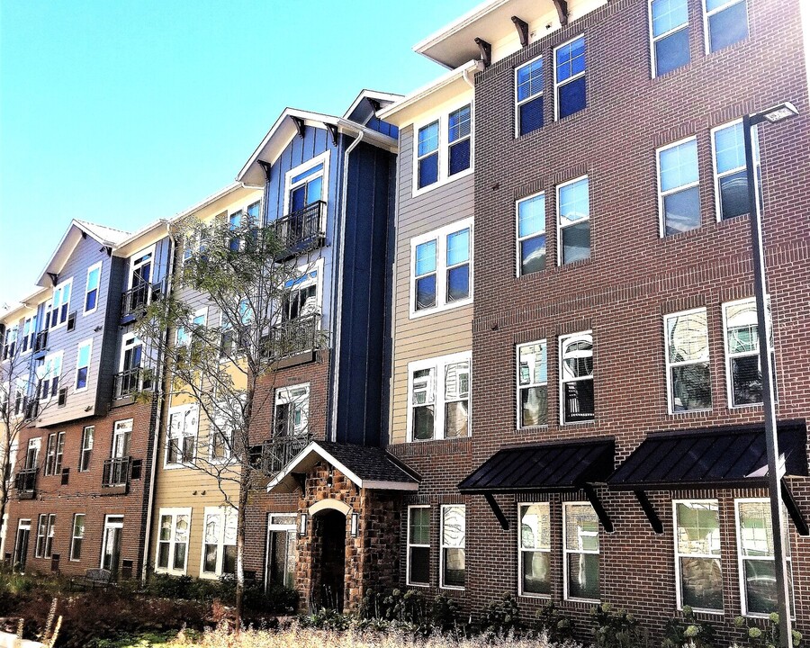 690 E Algonquin Rd in Schaumburg, IL - Building Photo