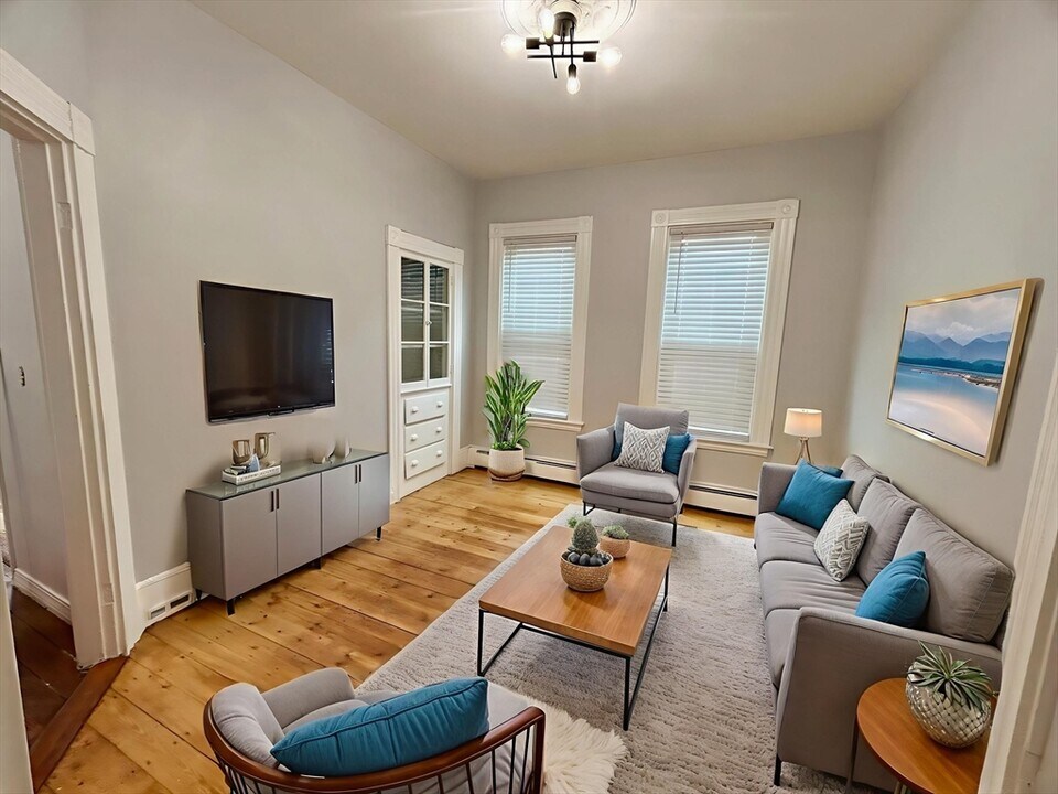 564 E 6th St, Unit 2 in Boston, MA - Foto de edificio