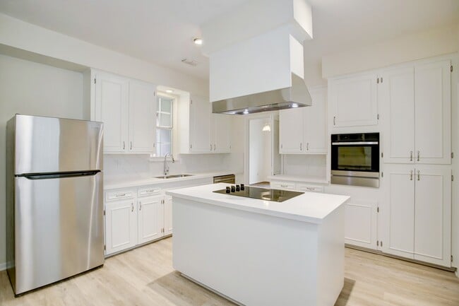1108 Nantucket Dr in Houston, TX - Building Photo - Building Photo