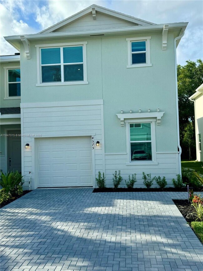 4575 Hollister Ave in Greenacres, FL - Building Photo - Building Photo