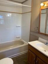 10 Adams St, Unit D in Whitehall, NY - Foto de edificio - Building Photo