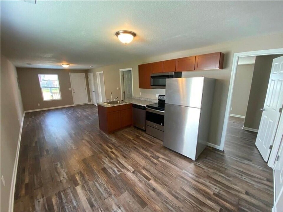 414 W Rock Island St in Knoxville, IA - Building Photo