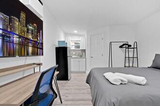 3090 SW 27th St in Miami, FL - Building Photo - Building Photo
