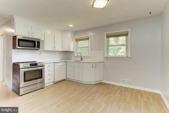 5726 Crawford Dr in Rockville, MD - Building Photo - Building Photo