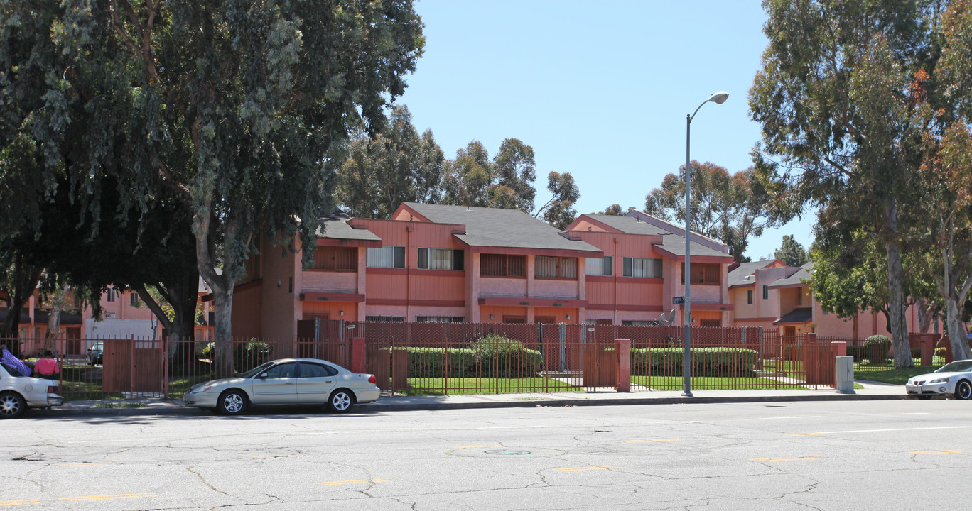 Watts Arms I in Los Angeles, CA - Building Photo