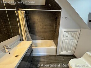 8 Cross St E, Unit #1 in Somerville, MA - Foto de edificio - Building Photo