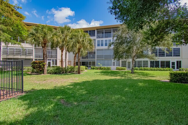 2301 Lucaya Ln in Coconut Creek, FL - Building Photo - Building Photo