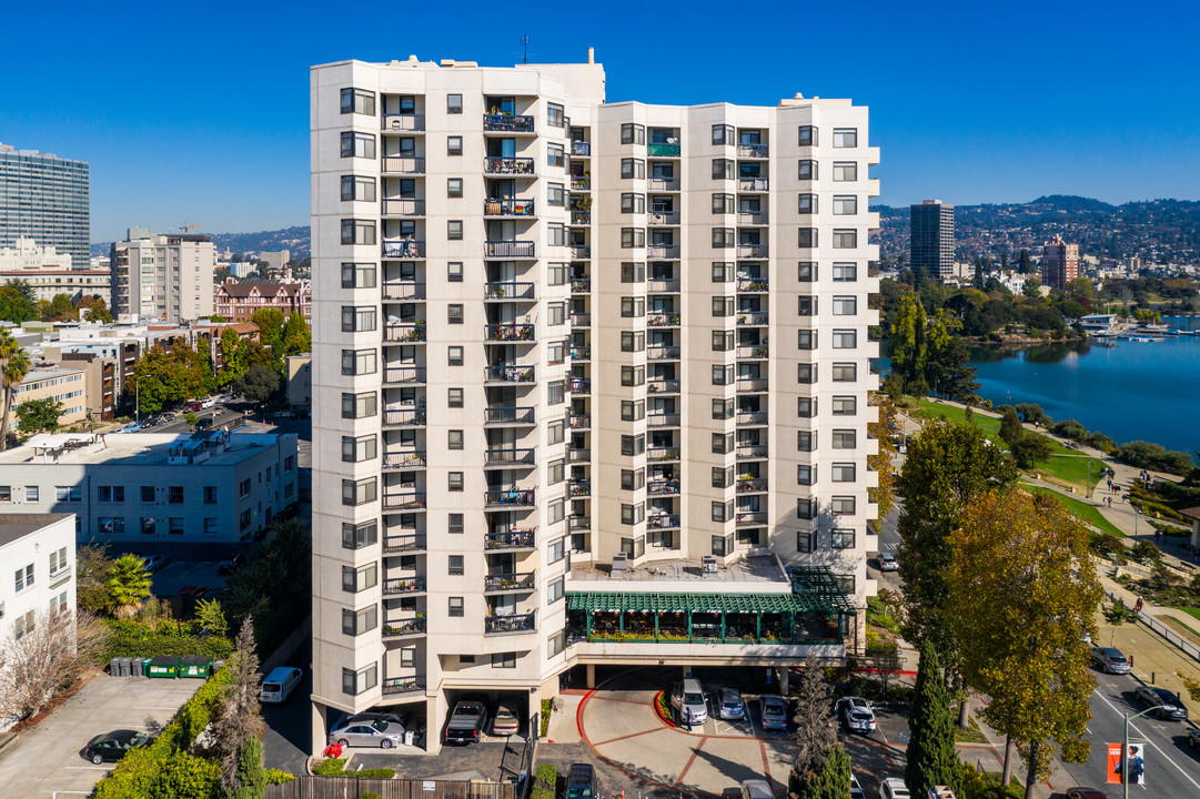 Noble Tower Apartments in Oakland, CA - Building Photo