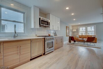 81 Mission St in Montclair, NJ - Building Photo - Building Photo