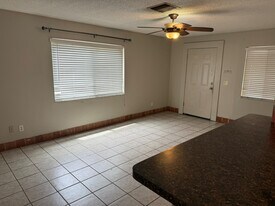 915 Lake Palms Dr, Unit 915 in Largo, FL - Building Photo