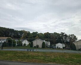 945 Riverside Dr in Methuen, MA - Building Photo - Building Photo