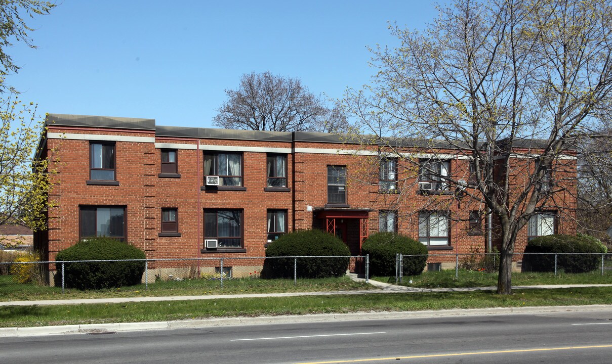 572-594 Trethewey Dr in Toronto, ON - Building Photo