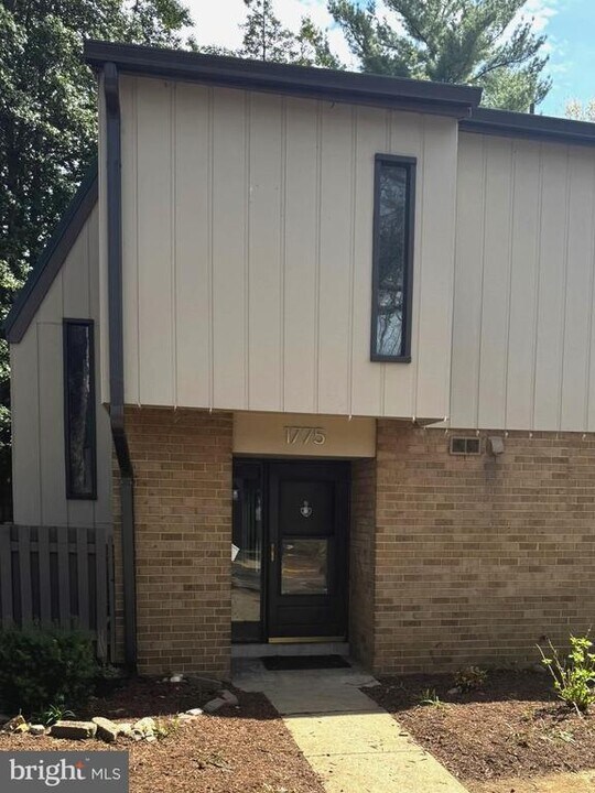 1775 Ivy Oak Square in Reston, VA - Building Photo