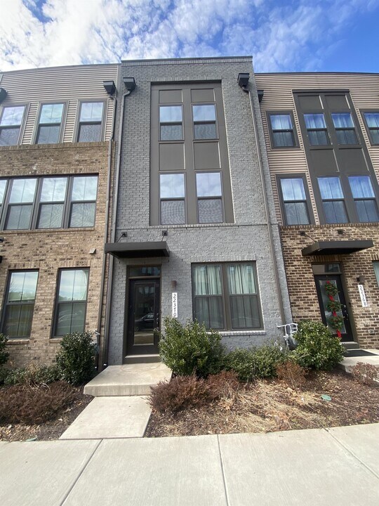 22370 Lucas Terrace in Ashburn, VA - Building Photo