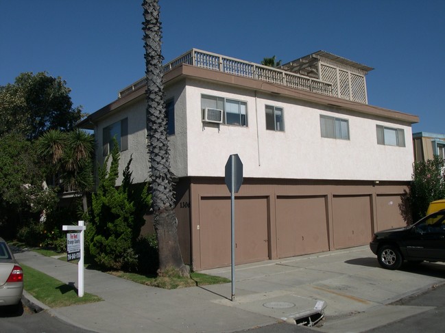 The Walnut Avenue Apartments in Huntington Beach, CA - Building Photo - Building Photo