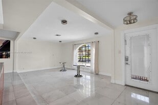 612 SE 8th Ave in Deerfield Beach, FL - Building Photo