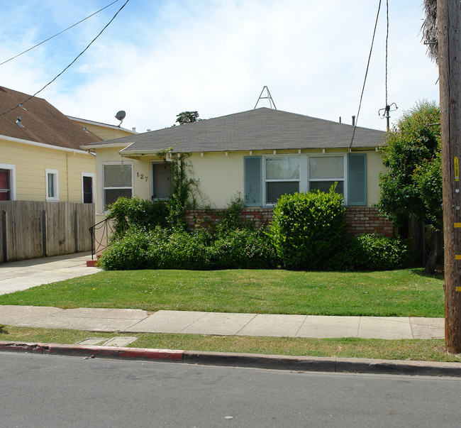 127 N Claremont St in San Mateo, CA - Foto de edificio - Building Photo