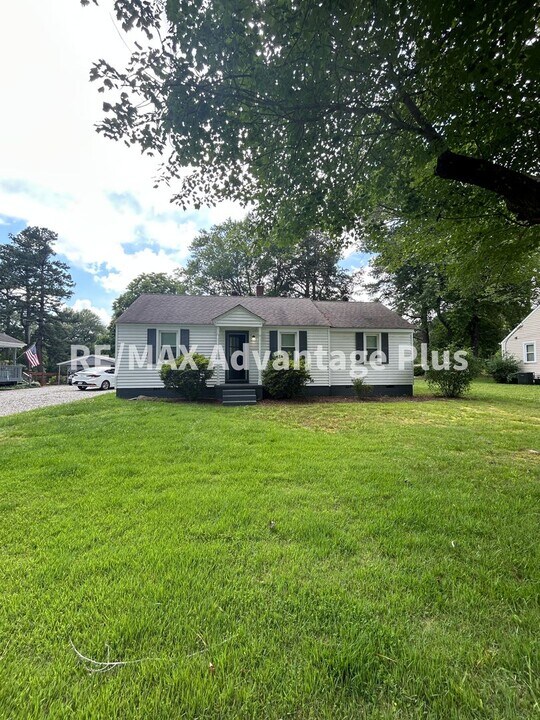 51 Ridge Rd in Blackstone, VA - Building Photo