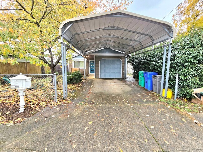 7323 SE Rural St in Portland, OR - Building Photo - Building Photo