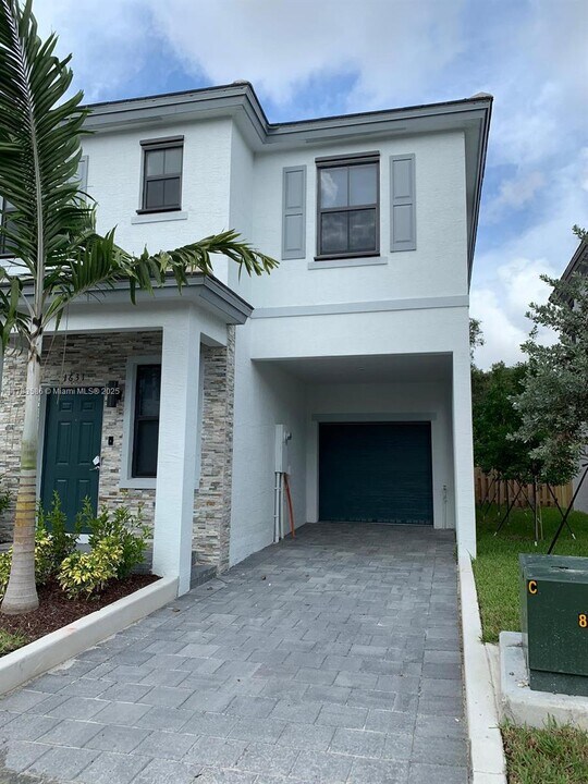 1631 SW 28th St in Fort Lauderdale, FL - Building Photo