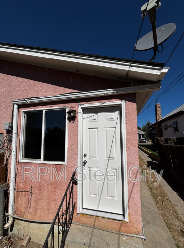 property at 910 E 9th St