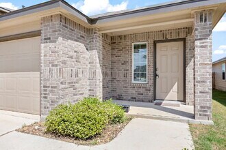 137 Legendary Trl Lp in Floresville, TX - Building Photo - Building Photo