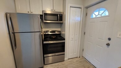 127 Cosey Beach Ave, Unit A1 in East Haven, CT - Building Photo - Building Photo