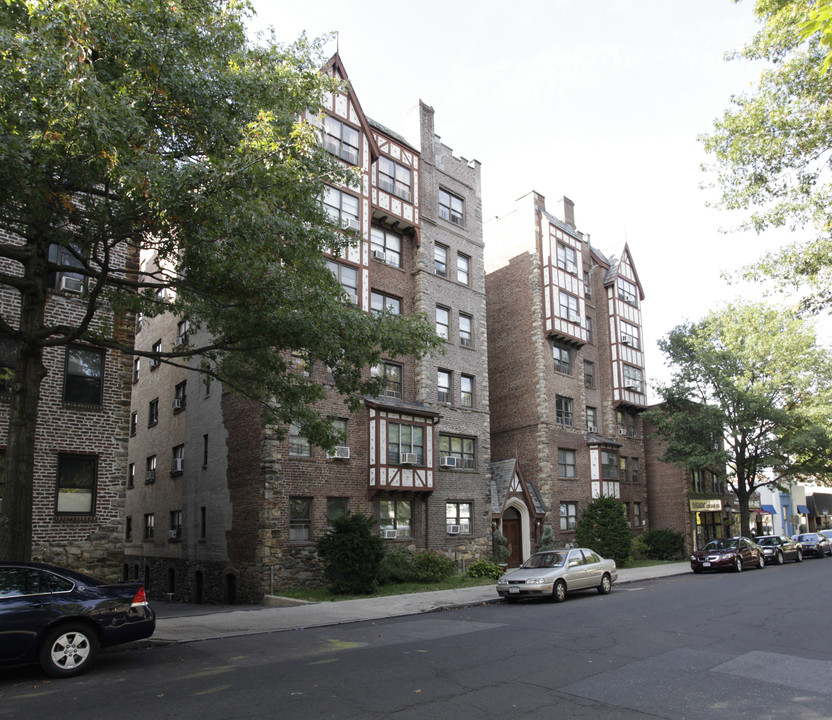 Peldean Court Apartments in Pelham, NY - Foto de edificio