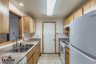 3901 SW Pinewood Way in Beaverton, OR - Building Photo - Building Photo