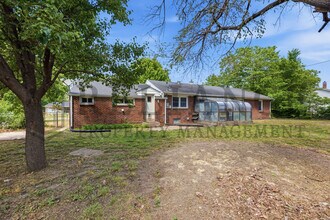 321 SE 10th St in Newton, KS - Foto de edificio - Building Photo