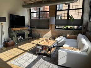 17 N Loomis St, Unit 2E in Chicago, IL - Building Photo - Building Photo