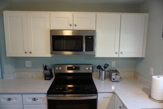 303 Metacom Ave, Unit Unit 2A in Bristol, RI - Foto de edificio - Building Photo