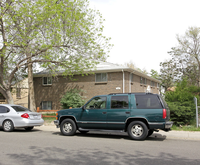 1908 Clinton St in Aurora, CO - Foto de edificio - Building Photo